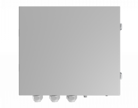 Metallkasten in Silber, quadratischer Form, mit abgeschrägten Kanten und fünf Rohrausgängen unten.