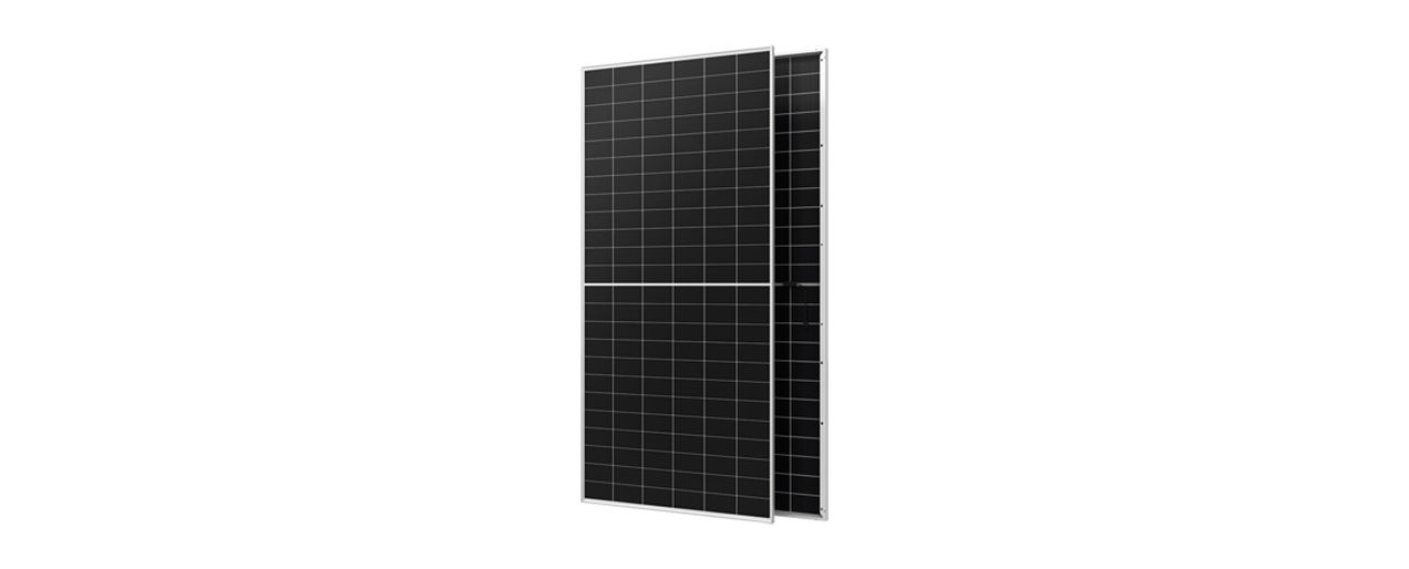 Zwei hochkantige, schwarze Solarpaneele mit einem dünnen weißen Rahmen, nebeneinanderstehend.