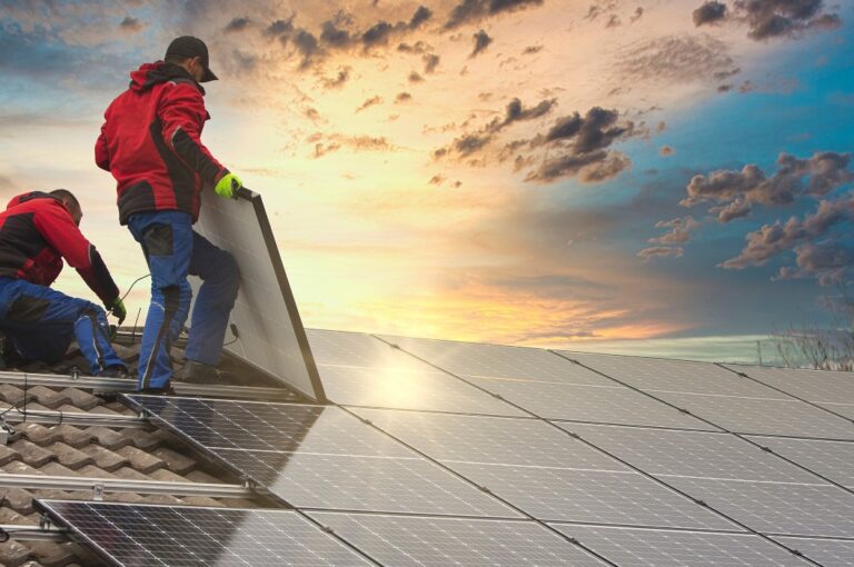 Installation einer Photovoltaikanlage. Ein Solartechniker montiert Solarmodule auf dem Dach.